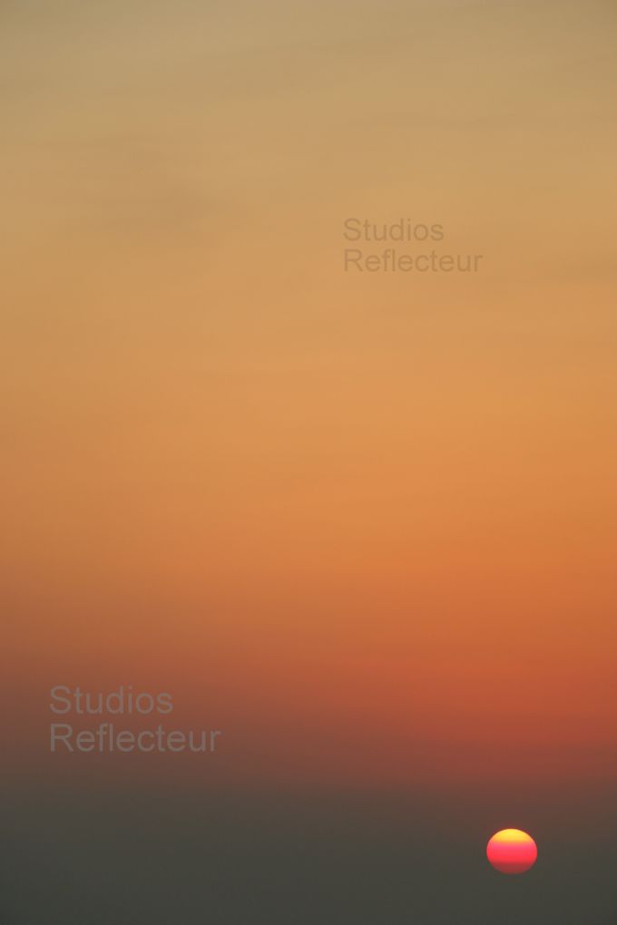 The daily disappearance of the Sun below the western horizon as a result of Earth's rotation in a photographic approach by Studios Reflecteur